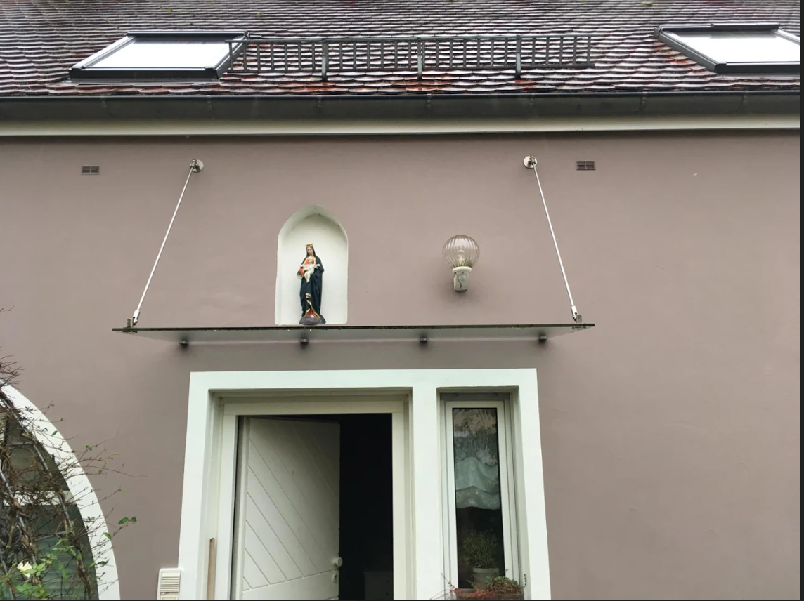 Fensterputzer Landshut reinigt Überdachungen über der Eingangstür